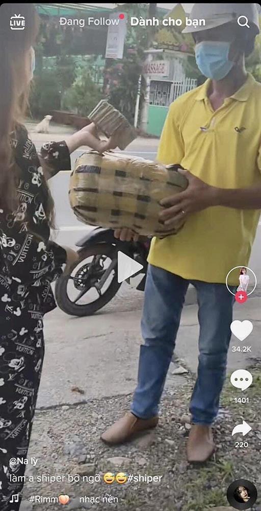 Shipper mếu mặt nhận toàn tiền lẻ từ đơn hàng 1 triệu đồng-1