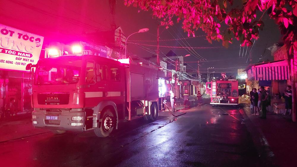 Cả xóm bị đánh thức giữa đêm bởi tiếng nổ lớn từ cửa hàng điện nước-1