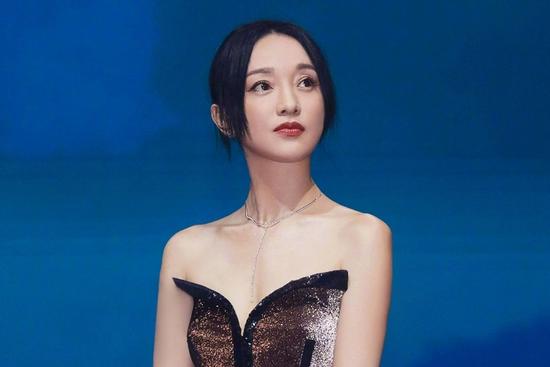 Châu Tấn bị tung ảnh hẹn hò trai trẻ kém 13 tuổi