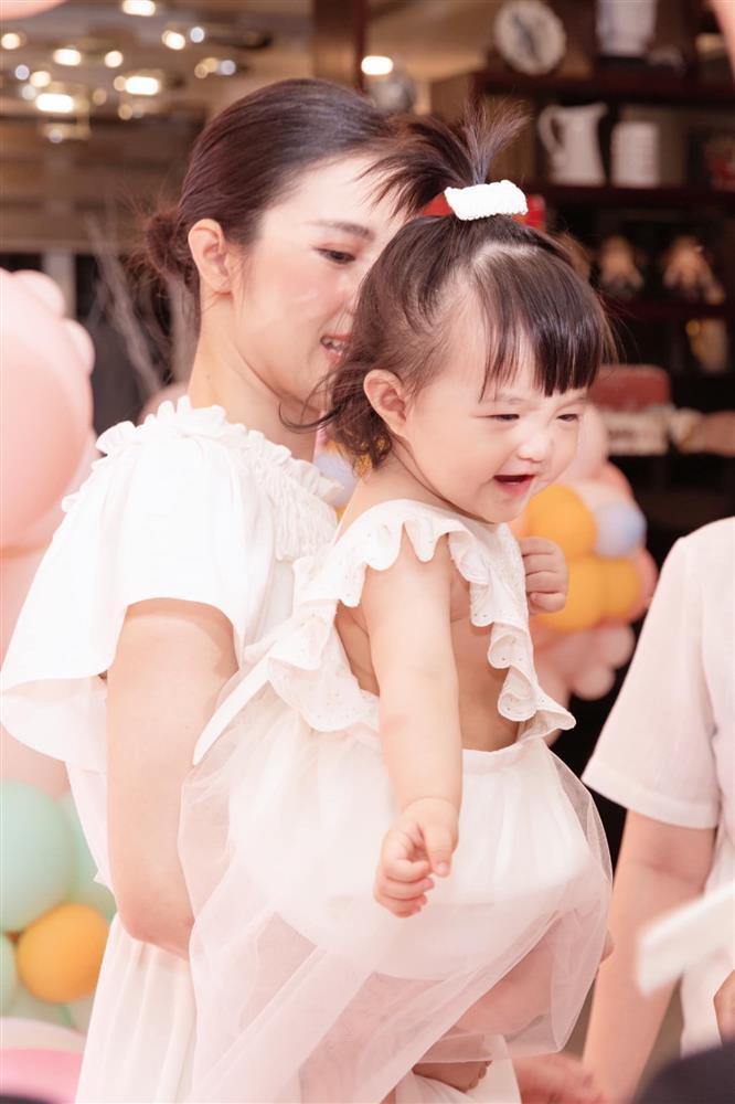 Hết cho ở trần, Đông Nhi lại bị chỉ trích vì để con gái nhỏ mặc hở hang-4