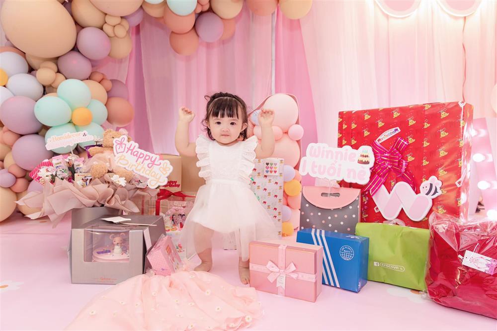 Hết cho ở trần, Đông Nhi lại bị chỉ trích vì để con gái nhỏ mặc hở hang-3