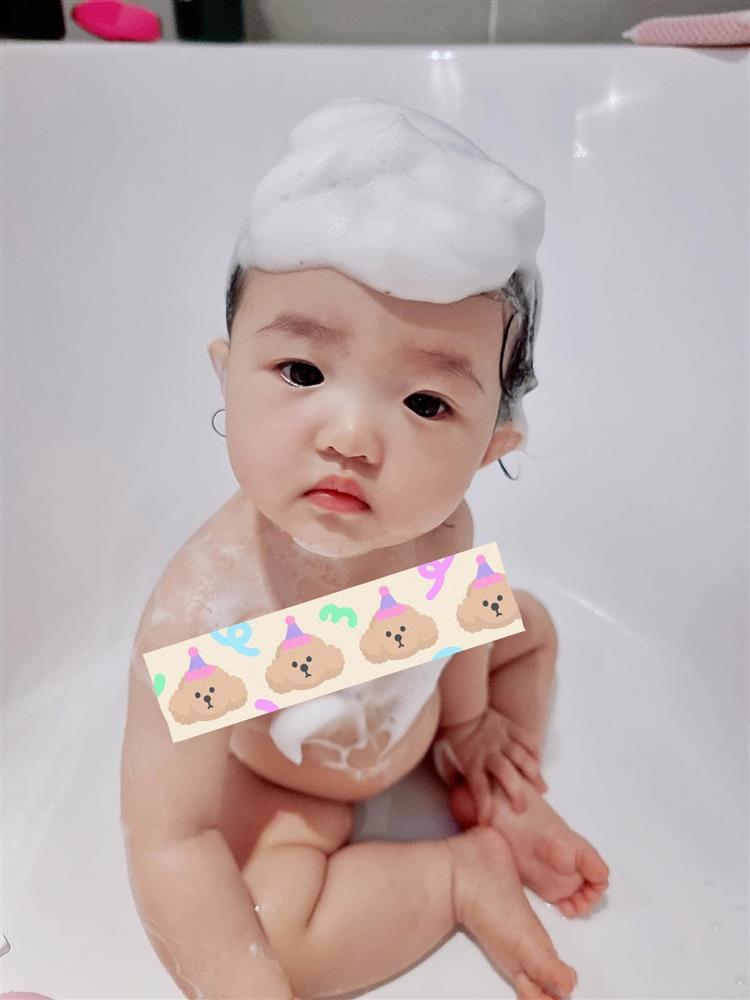 Hết cho ở trần, Đông Nhi lại bị chỉ trích vì để con gái nhỏ mặc hở hang-8