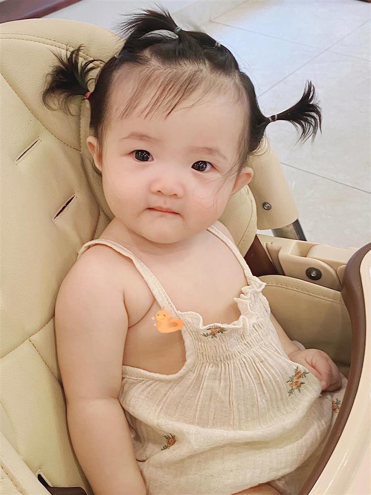 Hết cho ở trần, Đông Nhi lại bị chỉ trích vì để con gái nhỏ mặc hở hang-9