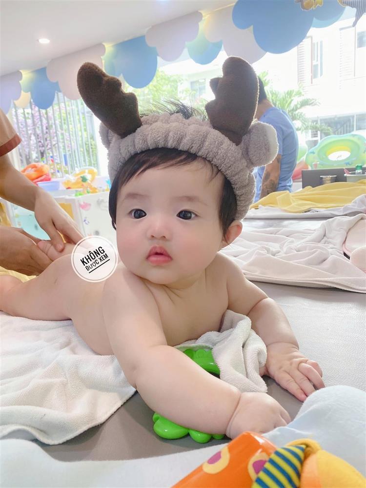 Hết cho ở trần, Đông Nhi lại bị chỉ trích vì để con gái nhỏ mặc hở hang-10