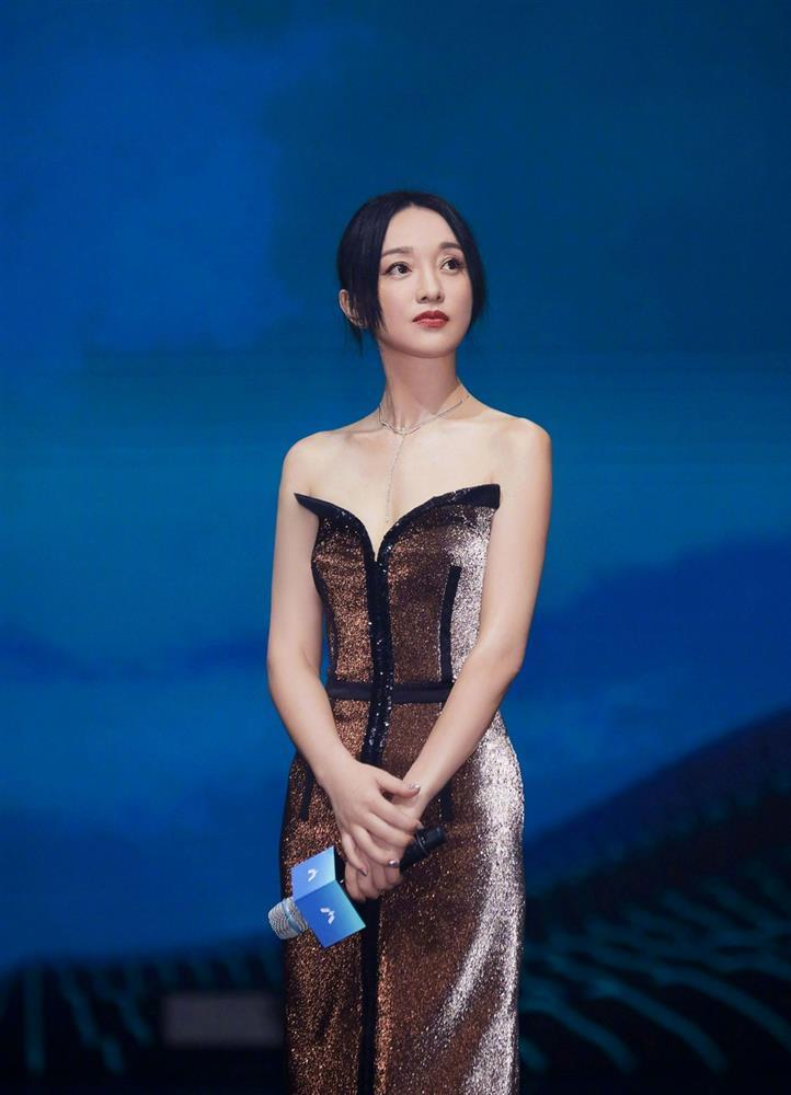 Châu Tấn bị tung ảnh hẹn hò trai trẻ kém 13 tuổi-5