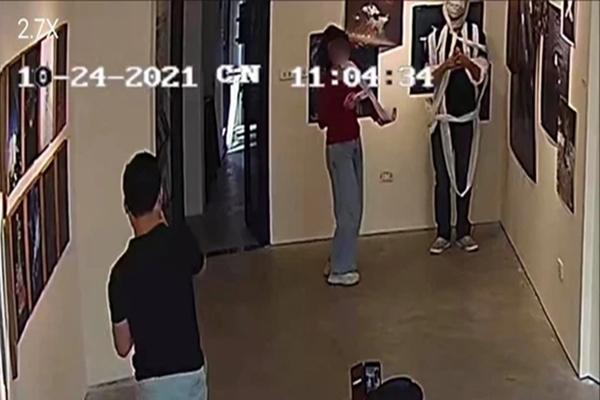 Những hành động phản cảm của giới trẻ khi đi xem triển lãm-7