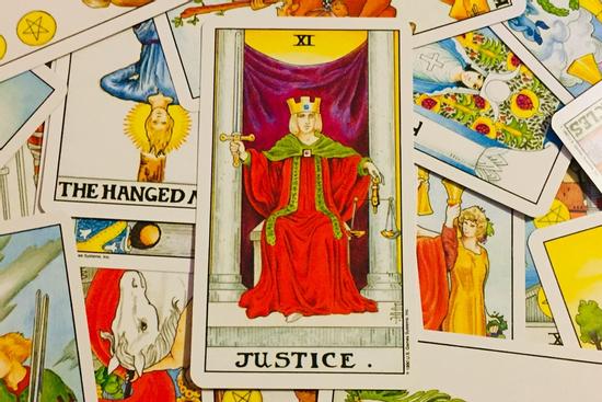 Bói bài Tarot thứ 5 ngày 28/10/2021: Kiệt sức vì đủ thứ việc không tên