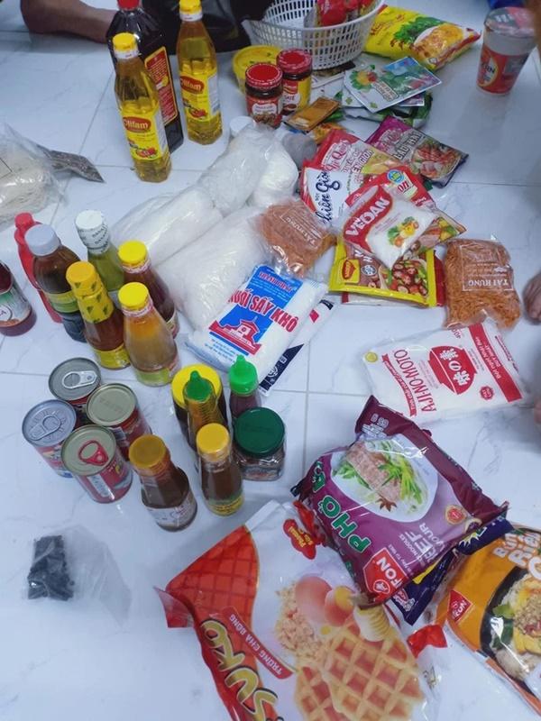 Những đứa con xa nhà khoe gia tài đồ tiếp tế được mẹ nói chỉ gửi ít thôi-1
