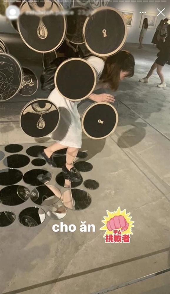 Những hành động phản cảm của giới trẻ khi đi xem triển lãm-5