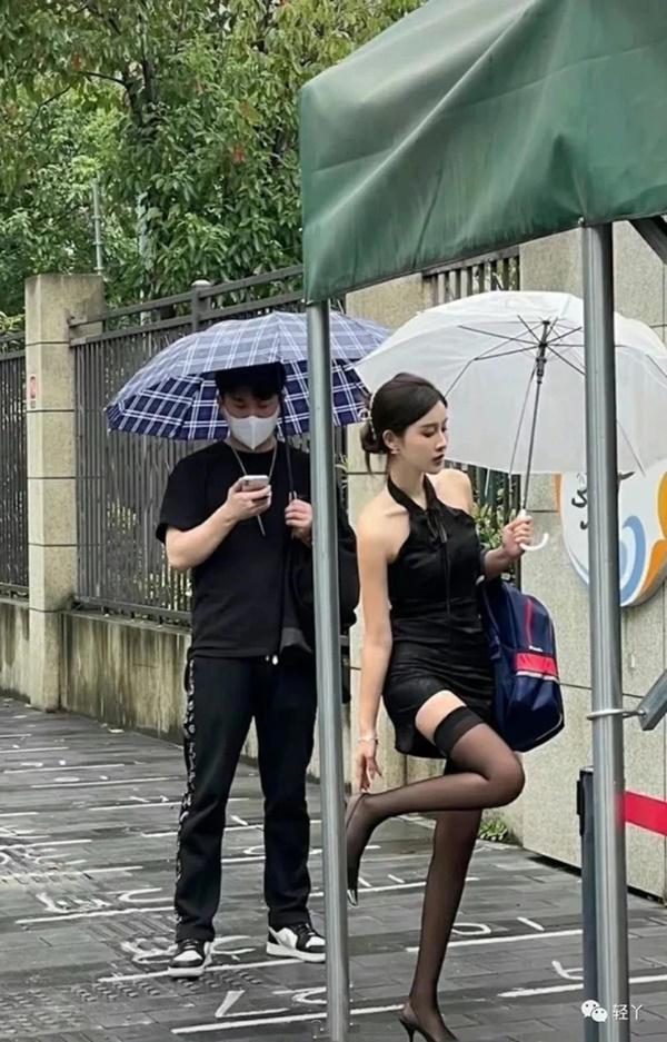 Sự thật phẫn nộ về mẹ trẻ ăn mặc sexy, xách theo cặp sách đón con-2