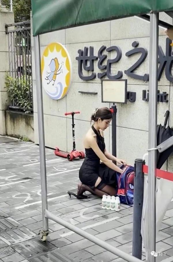 Sự thật phẫn nộ về mẹ trẻ ăn mặc sexy, xách theo cặp sách đón con-3