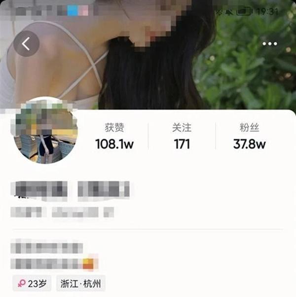 Sự thật phẫn nộ về mẹ trẻ ăn mặc sexy, xách theo cặp sách đón con-4