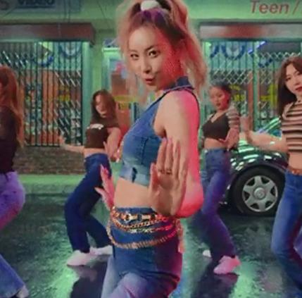 Phong cách Y2K phủ sóng các MV triệu view của Kpop-1