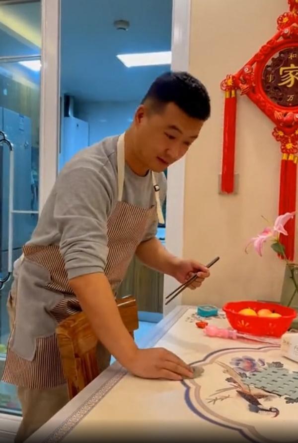 Bị chế giễu chỉ biết ăn ngủ, vợ đáp trả khiến chồng bật khóc-1