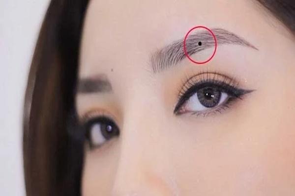 5 nốt ruồi trên mặt báo điềm xui xẻo, tiểu nhân không ngừng rình mò-4