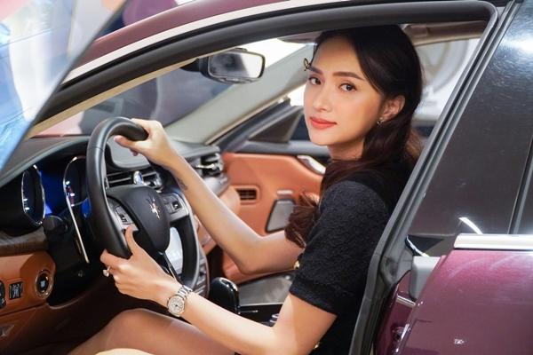 Hương Giang mê xe. Năm 2020, cô tậu 2 chiếc xe sang. Chiếc đầu (trong hình) thuộc dòng Quattroporte Granlusso của thương hiệu Maserati giá khoảng 8 tỷ đồng. Cô thích thiết kế của mẫu xe này vì ít đụng hàng, nội thất hiện đại, sang trọng. Chiếc sau là Porsche Cayenne của Đức, màu đỏ ánh kim, nội thất sang trọng, giá năm tỷ đồng. Năm 2018, cô từng mua 2 chiếc xe có tổng giá trị 6 tỷ đồng gồm BMW 7-Series màu trắng và BMW X6 màu xám. Cô cũng từng bỏ 2 tỷ đồng để tậu xe Mercedes-Benz GLC 300 màu đen. Nữ ca sĩ cho biết cô thường tự lái xe đi diễn, dự event để chủ động hơn trong công việc.