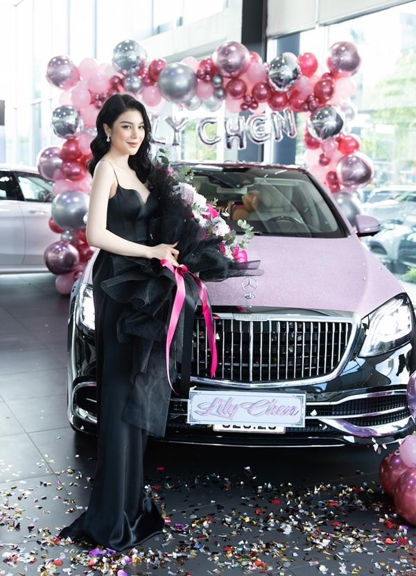 Lily Chen chi 9 tỷ đồng tậu chiếc xe Mercedes Maybach S450 mang phong cách Black Pink, cuối tháng tư. Trước đó, cô từng sở hữu xe Mercedes E300 AMG màu đỏ, giá 3,3 tỷ đồng.