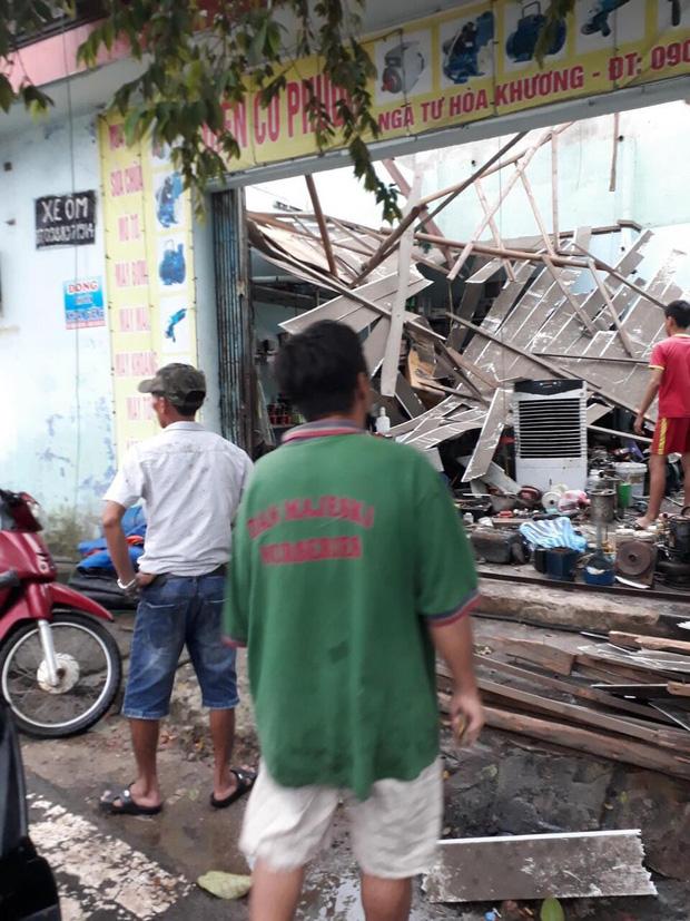 Clip: Lốc xoáy kinh hoàng ở Đà Nẵng, hàng chục nhà dân bị tốc mái-2