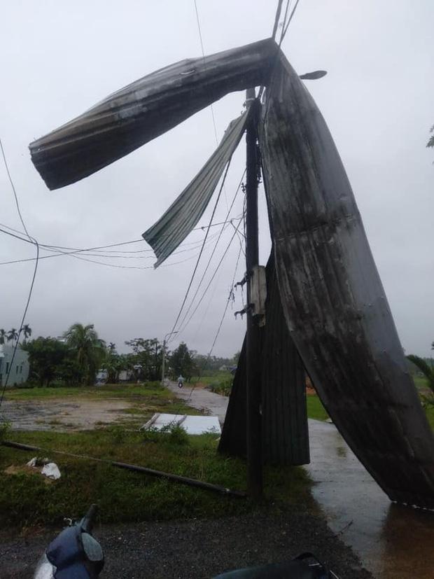 Clip: Lốc xoáy kinh hoàng ở Đà Nẵng, hàng chục nhà dân bị tốc mái-4