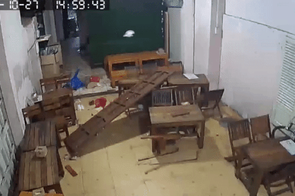 Lốc xoáy làm 27 ngôi nhà tốc mái, 4 người bị thương-3