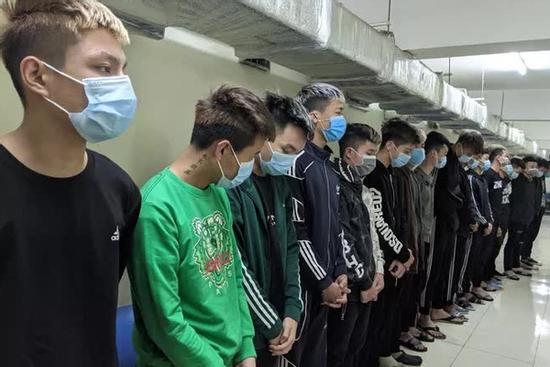 Người đi đường chết oan vì bị 17 thanh thiếu niên chém nhầm