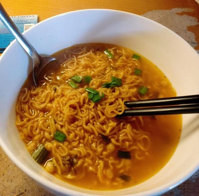 Bé 8 tuổi sốc phản vệ sau khi ăn mì tôm: Bác sĩ chỉ cách cứu mạng-1