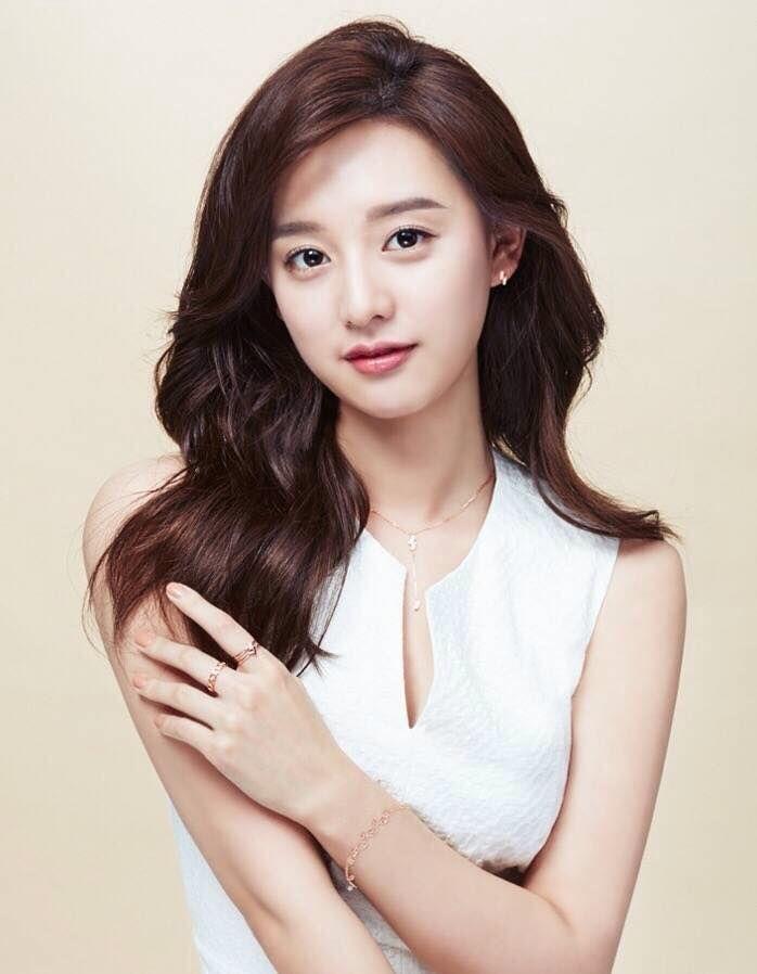 Kim Ji Won không tái ký hợp đồng và chuẩn bị rời Salt Entertainment sau 1 năm 8 tháng.