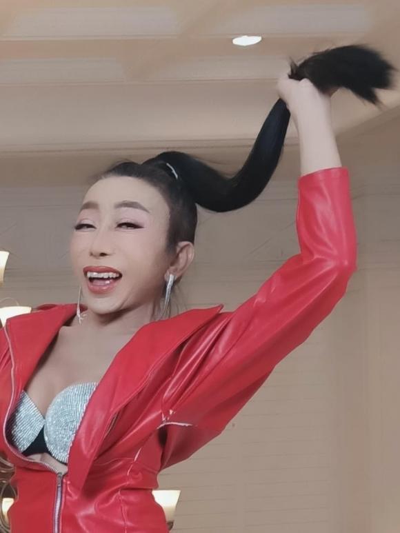 Sốc ngoại hình gái già chuyển giới nổi đình đám MXH-2