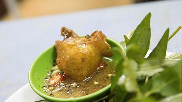 Cảnh xử lý bộ phận ngon nhất trên con gà gây tranh cãi-2