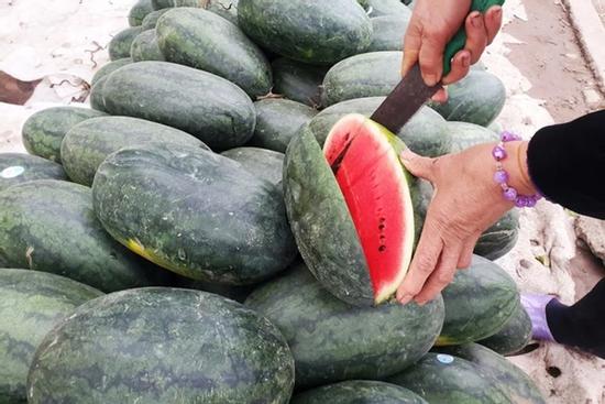 Vì sao người bán dưa hấu luôn để quả dưa đã bổ đôi ra ngoài?