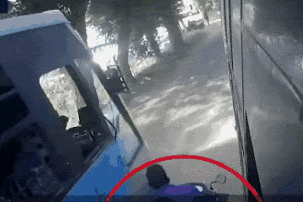 Clip: Cố vượt xe buýt, cả gia đình suýt bị đoạt mạng-1