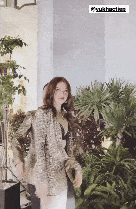 Vũ Khắc Tiệp lợi dụng Ngọc Trinh để câu like bằng loạt ảnh phản cảm-8