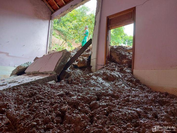 Nghệ An sạt lở kinh hoàng, đất đá đổ ập xuống nhà dân-4