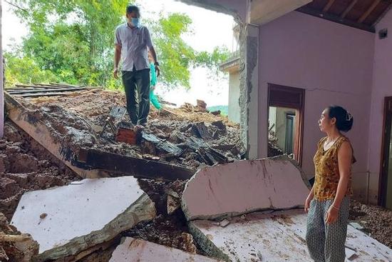 Nghệ An sạt lở kinh hoàng, đất đá đổ ập xuống nhà dân