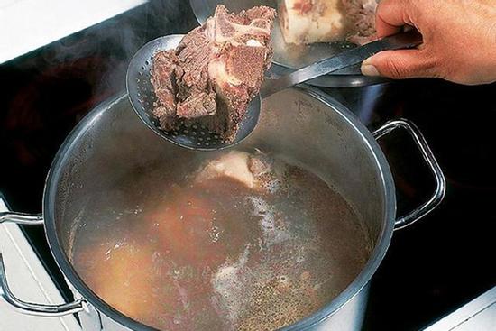 Mẹo xử lý nước hầm xương bị đục dễ mà cực hiệu quả