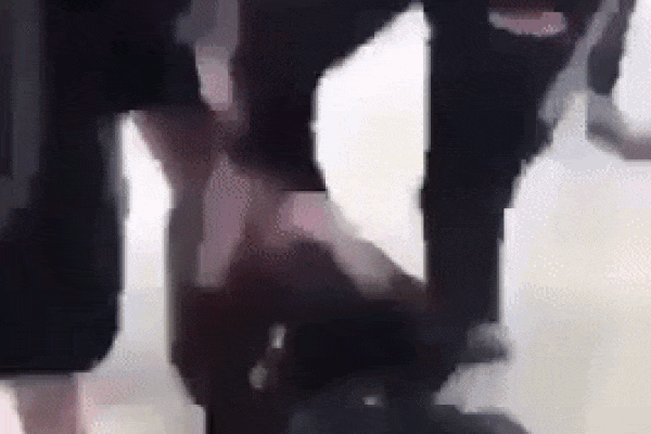 Xôn xao nữ sinh bị nhóm 'chị đại' túm tóc, đánh như kẻ thù