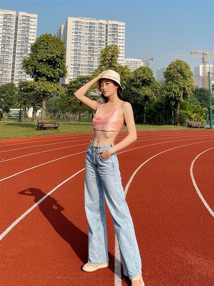 Ăn diện mát mẻ, Lương Thùy Linh gây hốt hền vì vòng 2 trơ xương-5