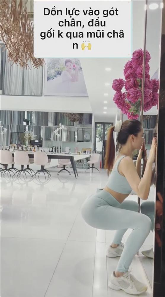 Nhìn Ngọc Trinh tạo dáng với siêu xe mà muốn gãy cột sống-3