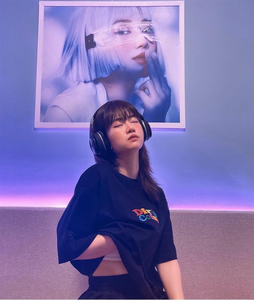 Hoang mang với dáng pose tự lần mò chỗ nhạy cảm của Lê Bống-1