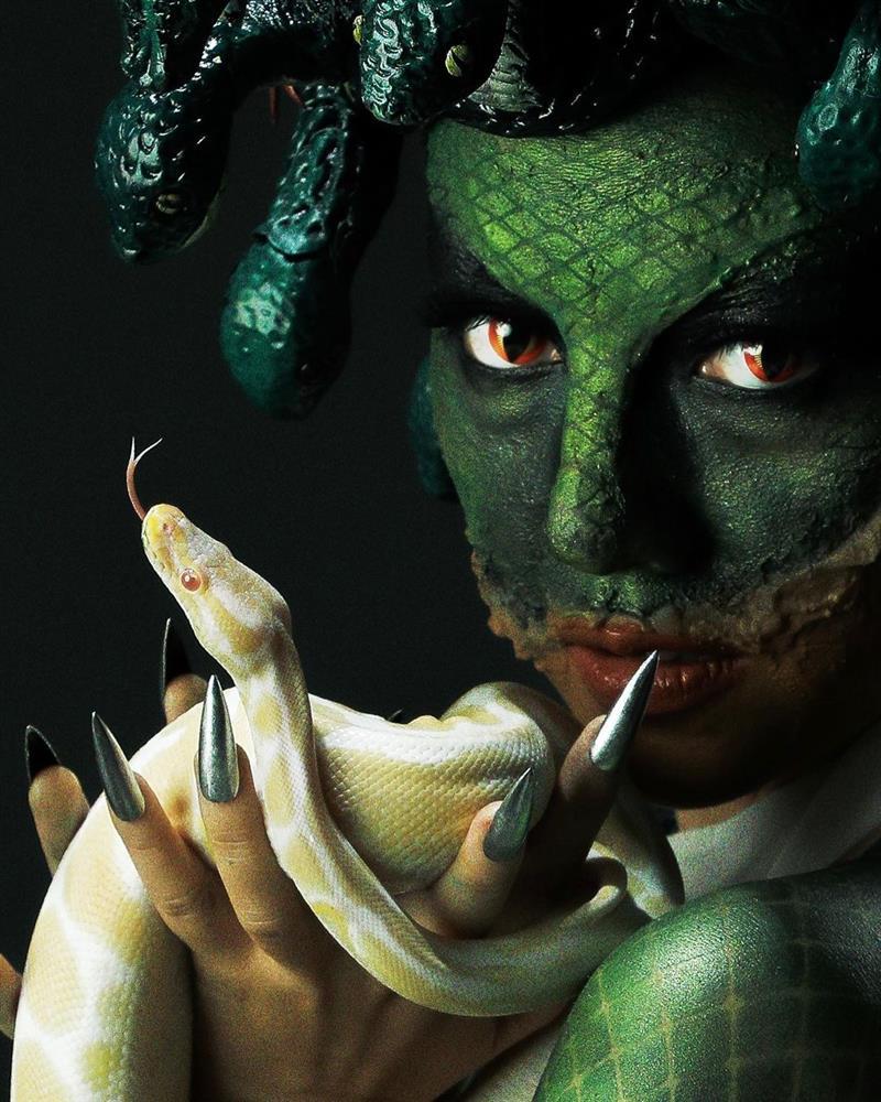Mỹ nhân Việt hóa trang Halloween 2021: Từ Squid Game đến Medusa có cả-2
