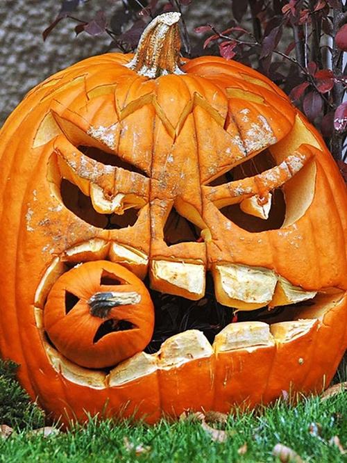 Hiện nhiều tư gia, quán cà phê, nhà hàng được trang trí bằng lồng đèn, giỏ hoa bí ngô theo phong cách Halloween. Bí ngô được khoét theo hình mặt người, phù thủy, mèo đen, đặc biệt là mặt quỷ, đã trở thành biểu tượng nổi tiếng nhất của đêm hội.