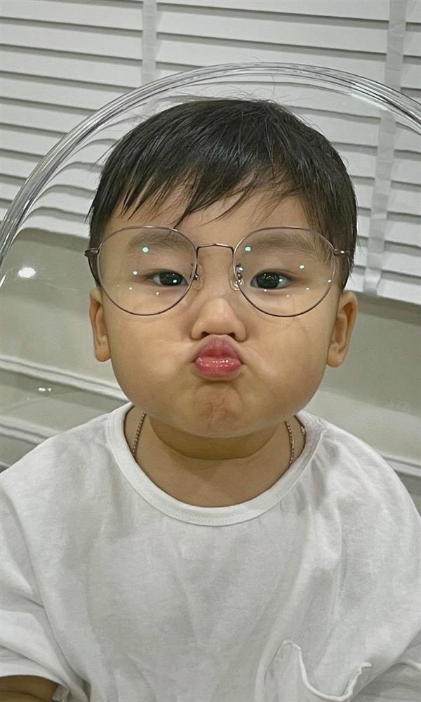 Con trai Hòa Minzy quyết không cho mẹ yêu bố, lý do là gì?-3