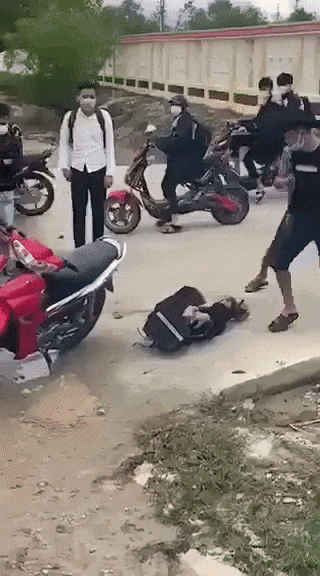 Nam sinh bị đánh dã man, đẩy xuống hồ nước trước cổng trường-3