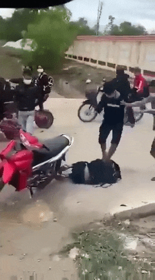 Nam sinh bị đánh dã man, đẩy xuống hồ nước trước cổng trường-2