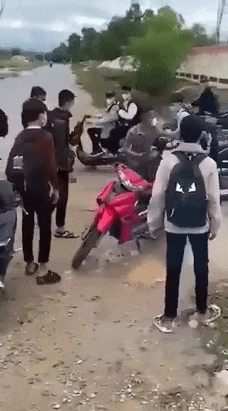 Nam sinh bị đánh dã man, đẩy xuống hồ nước trước cổng trường-1