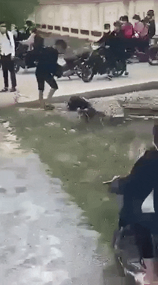 Nam sinh bị đánh dã man, đẩy xuống hồ nước trước cổng trường-5