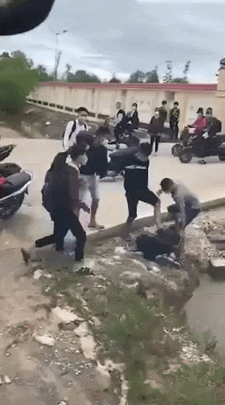 Nam sinh bị đánh dã man, đẩy xuống hồ nước trước cổng trường-4