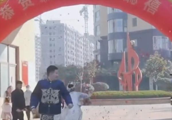 Tham gia thử thách ngày cưới, chú rể ngơ ngác khi bị cô dâu bỏ lại-2