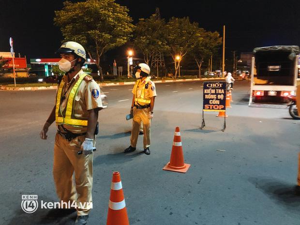 Nhiều người Sài Gòn bị kiểm tra nồng độ cồn sau khi quán nhậu mở bán lại-1