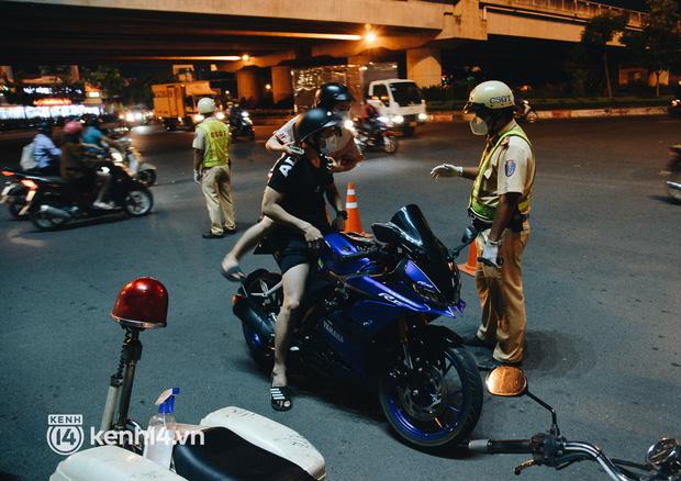 Nhiều người Sài Gòn bị kiểm tra nồng độ cồn sau khi quán nhậu mở bán lại-2